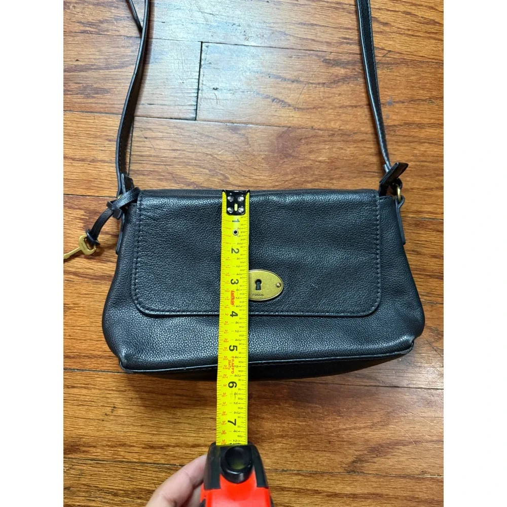 Fossil Black Pebbled Leather Crossbody Bag Brass Keyhole Hardware Small Purse